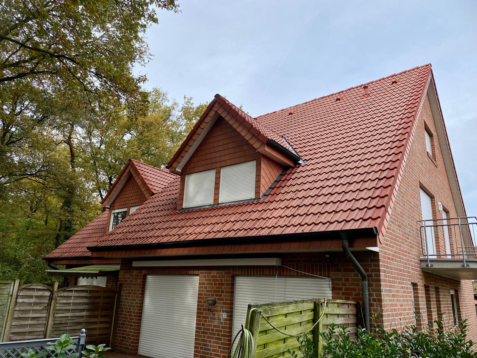 Dachreinigung Rhede Nachher: Das saubere Dach nach der Niederdruckreinigung.